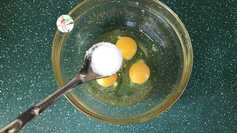 葱花炒鸡蛋,鸡蛋打入碗中,加半小勺食盐调味