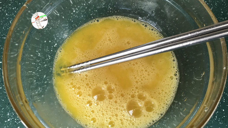 葱花炒鸡蛋,用筷子,将蛋液打散