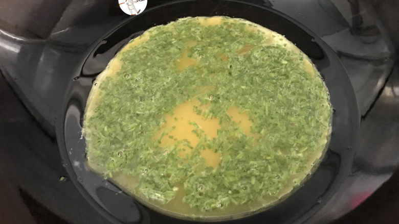 葱花炒鸡蛋,炒锅烧热,倒入食用油,倒入葱花鸡蛋液