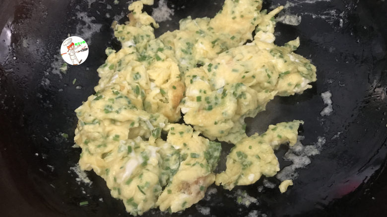 葱花炒鸡蛋,煎至蛋液凝固,翻面