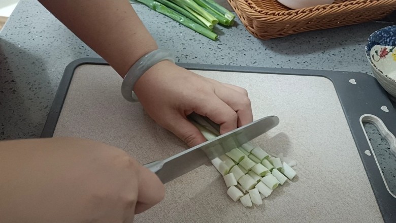 葱花炒鸡蛋,葱白切碎备用