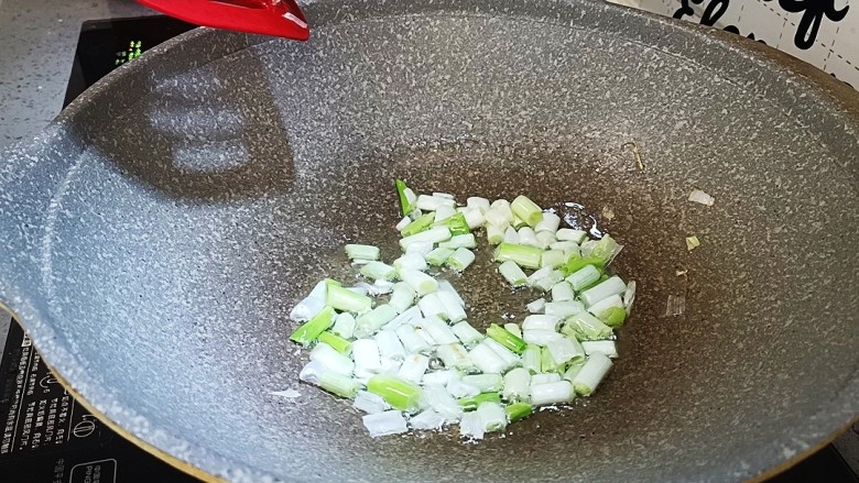 葱花炒鸡蛋,放入葱白,翻炒出香味