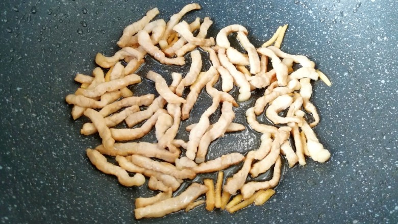 蒜苔五花肉,炒锅内倒适量的食用油烧热,下入肉丝炒熟盛出备用。