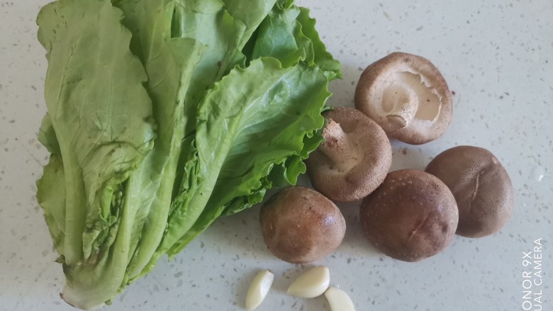 香菇炒生菜,准备食材备用