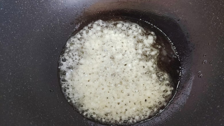 香菇炒生菜,起油锅,油热后,下蒜末,炒香