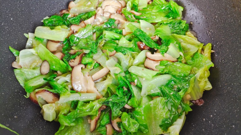 香菇炒生菜,翻炒均匀,即可