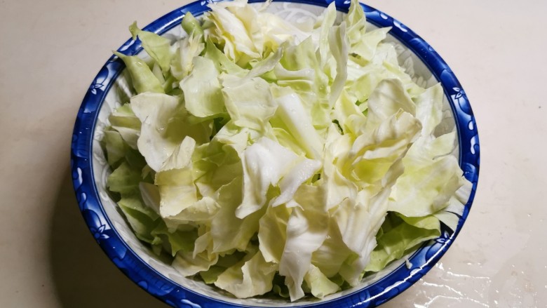 干煸圆白菜,<a style='color:red;display:inline-block;' href='/shicai/ 111'>圆白菜</a>清洗干净,撕成大片。