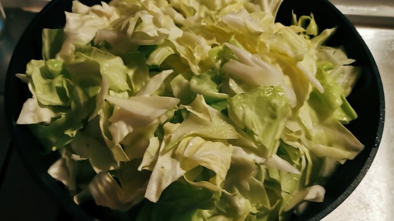 干煸圆白菜,放入圆白菜大火翻炒,断生。