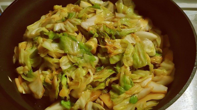 干煸圆白菜,快速翻炒均匀,关火出锅。
