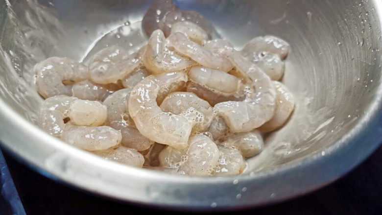 腐竹炒虾仁,抓腌,轻轻甩打,增加虾仁脆度