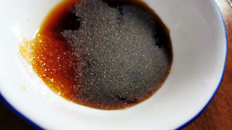腐竹炒虾仁,综合调味料,酱油,糖,料酒,胡椒粉拌匀