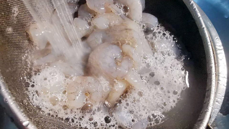 腐竹炒虾仁,虾仁冲水,去掉表面泡泡