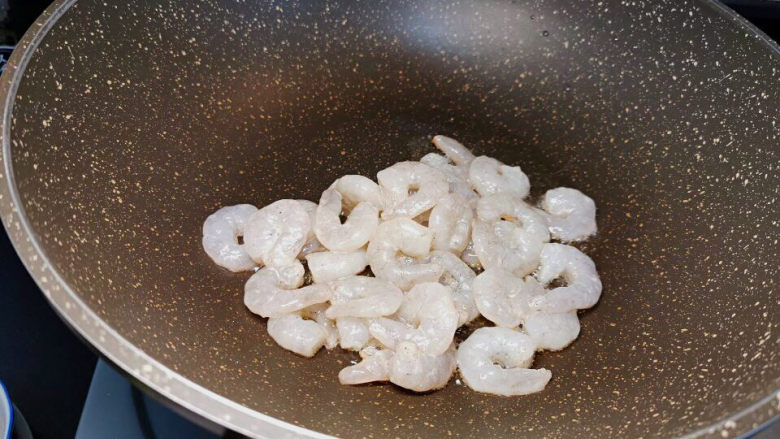 腐竹炒虾仁,锅中下少许油,滑炒虾仁至断生