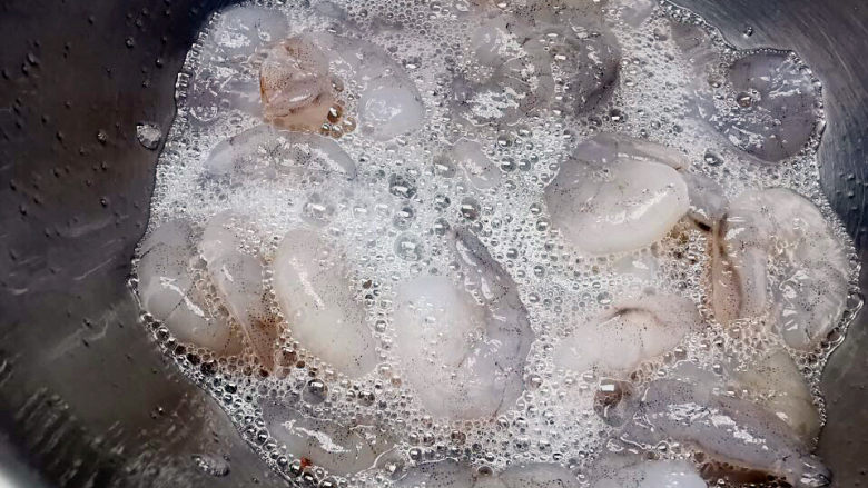腐竹炒虾仁,会产生泡泡是正常现象,洗去表面黏液