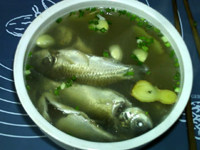 家常炖鲫鱼,捞去葱段,撒上葱花,即可食用