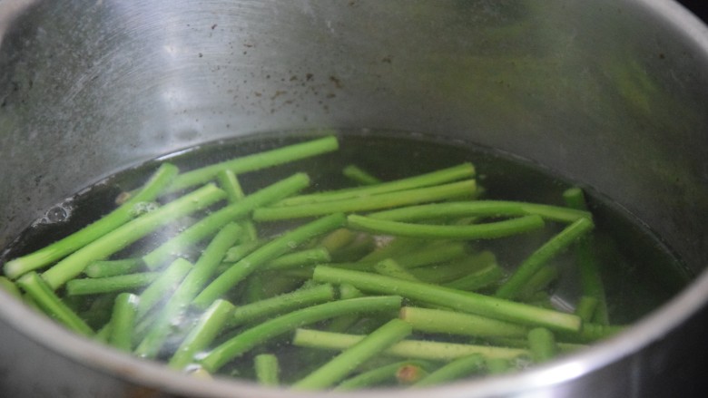 蒜苔五花肉,放入开水锅中煮两分钟左右