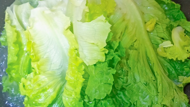 香菇炒生菜,生菜焯水装盘备用