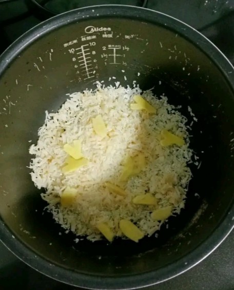 干贝鸡肉板栗粥,倒入干贝条和姜片