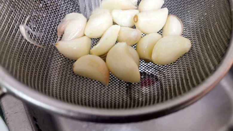 蒜苔五花肉,捞出冲凉,沥干水分