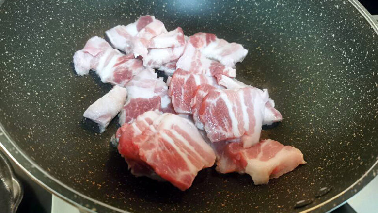 蒜苔五花肉,锅中不必放油,直接下五花肉片