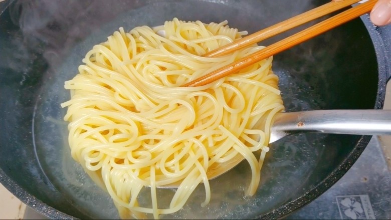 经典意式肉酱面,锅内烧水加入少许油,至水开下入肉酱面慢煮8—10分钟。煮熟捞出放入冰水冷却