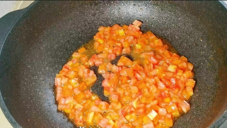 经典意式肉酱面,锅热下入一点点油,下入番茄粒翻炒