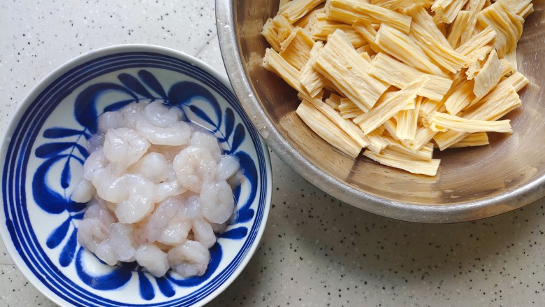 腐竹炒虾仁,虾仁洗净,泡好的腐竹冲洗干净