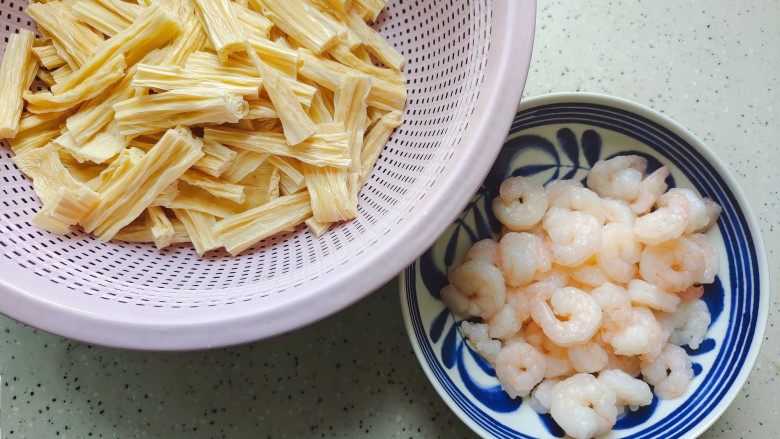 腐竹炒虾仁,腐竹和虾仁分别煮半分钟（煮虾仁的水内需放适量料酒），控干水分