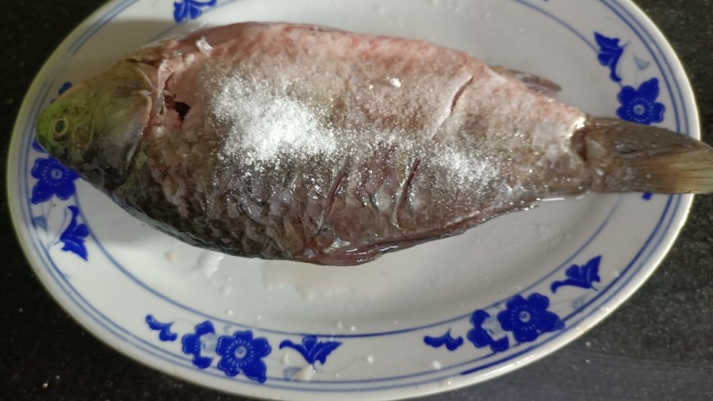 家常炖鲫鱼,撤盐均匀,腌制15分钟