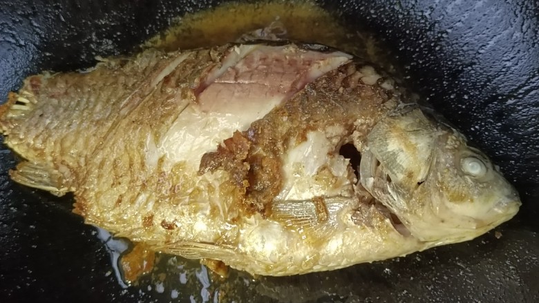 家常炖鲫鱼,起锅烧油,把鱼煎至二面黄