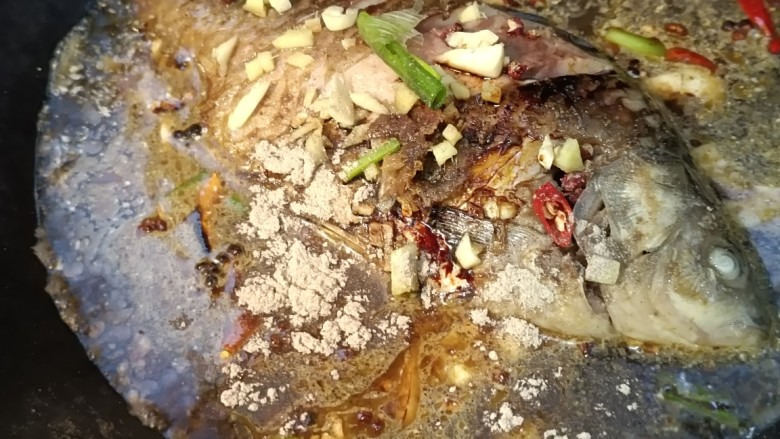 家常炖鲫鱼,加水,加味精,胡椒粉
