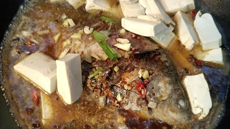 家常炖鲫鱼,烧开,再小火炖至十五分钟即可