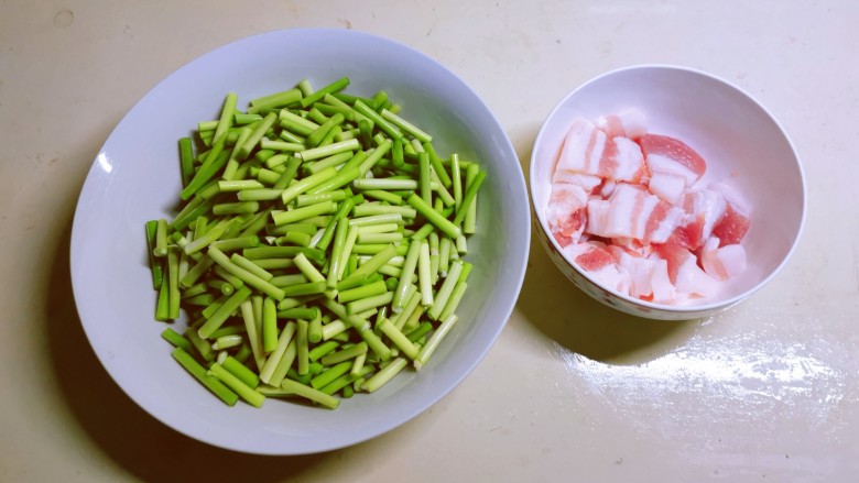蒜苔五花肉,蒜苔择洗干净切段,五花肉切片。