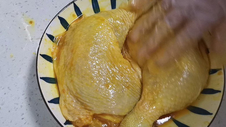 手撕盐焗鸡,再把鸡腿两面涂抹均匀,腌制两个小时以上