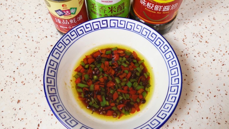 凉拌丝瓜,加入味达美味极鲜酱油、味达美臻品蚝油和味达美柔香米醋搅拌均匀,调好凉拌汁。