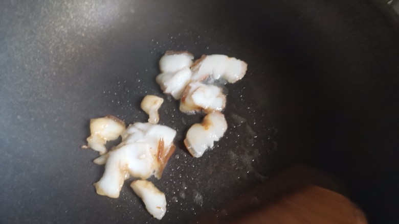 干煸圆白菜,锅里不用放油,直接放入五花肉煸炒出肥油