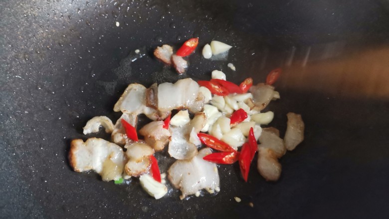 干煸圆白菜,炒至肥油出来,五花肉变得焦脆,再下入小米椒,大蒜炒香