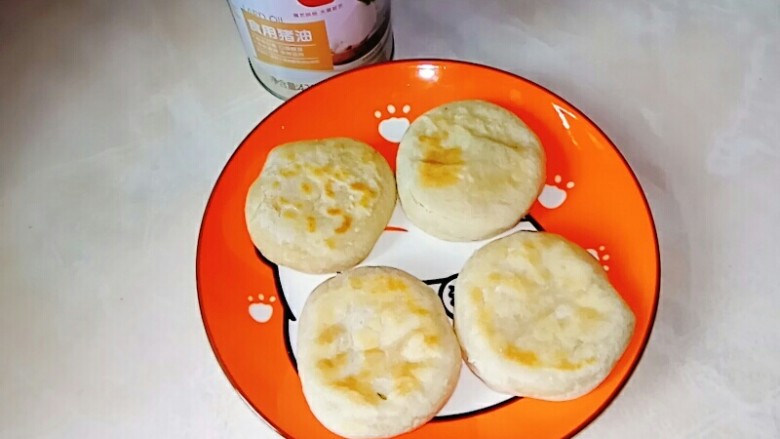 葱香酥饼,葱香酥饼端上餐桌。