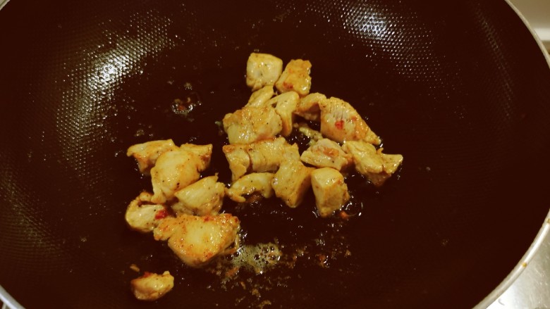 家常鸡块,起油锅放入食用油,油热后放入鸡块煎至微微焦黄。