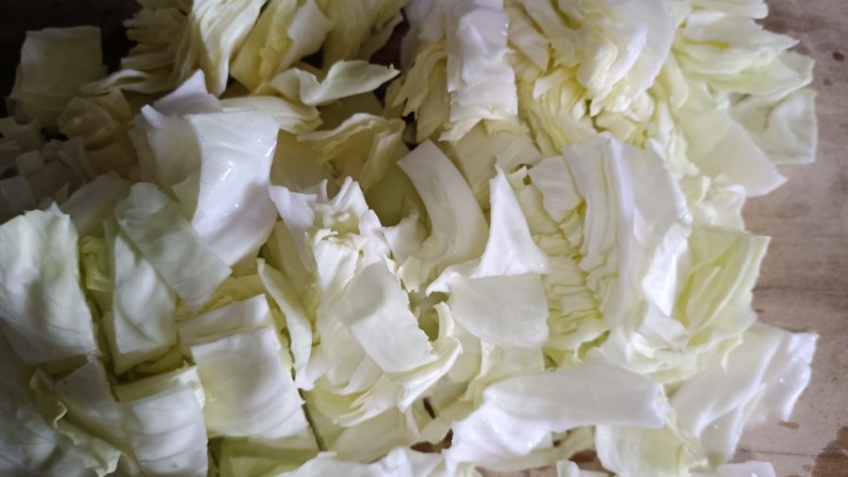干煸圆白菜,包莱洗净切片