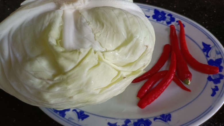 干煸圆白菜,食材备好
