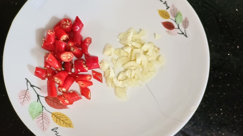 干煸圆白菜,红椒大蒜备好