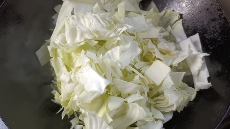 干煸圆白菜,放入包莱