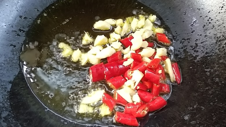 干煸圆白菜,起锅烧油，放入大蒜末，红椒炸出香味