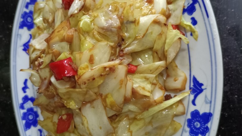 干煸圆白菜,起锅装盘