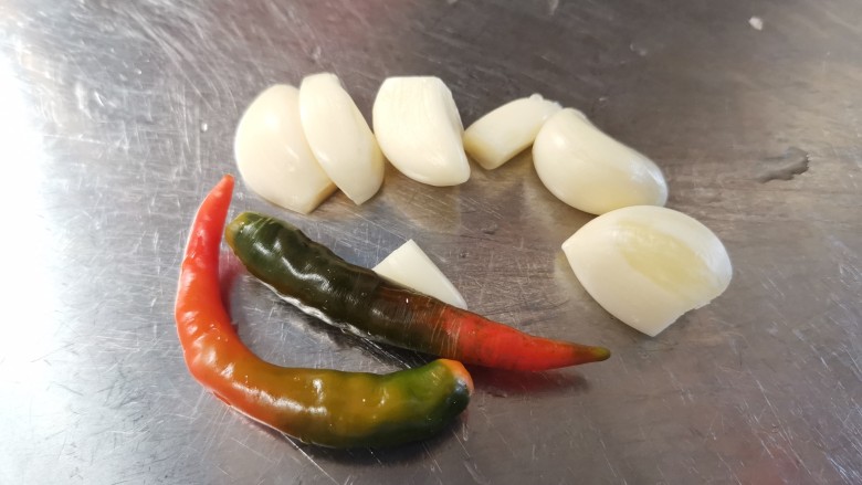 香菇炒生菜,小米辣和蒜瓣去蒂去皮洗净备用