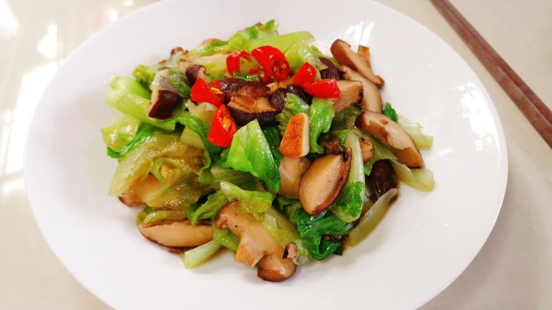 香菇炒生菜,装盘,配上一碗米饭,简单美味一餐
