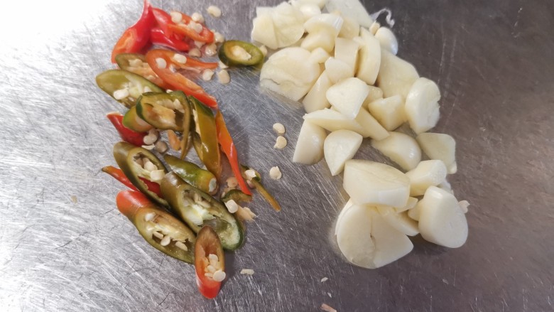 香菇炒生菜,小米辣和蒜切丁