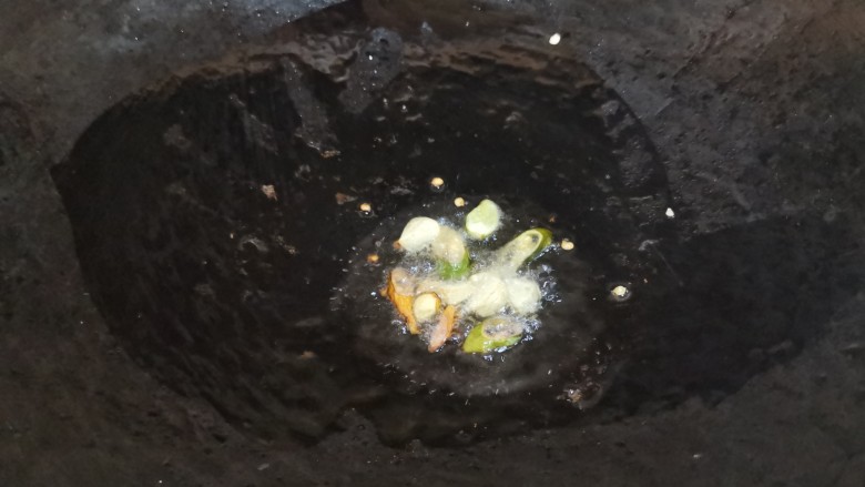 香菇炒生菜,爆香小米辣和蒜