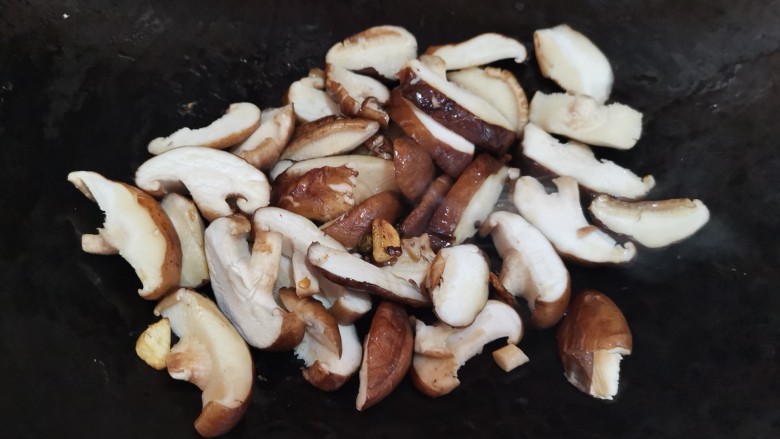 香菇炒生菜,加入香菇煸炒出香味